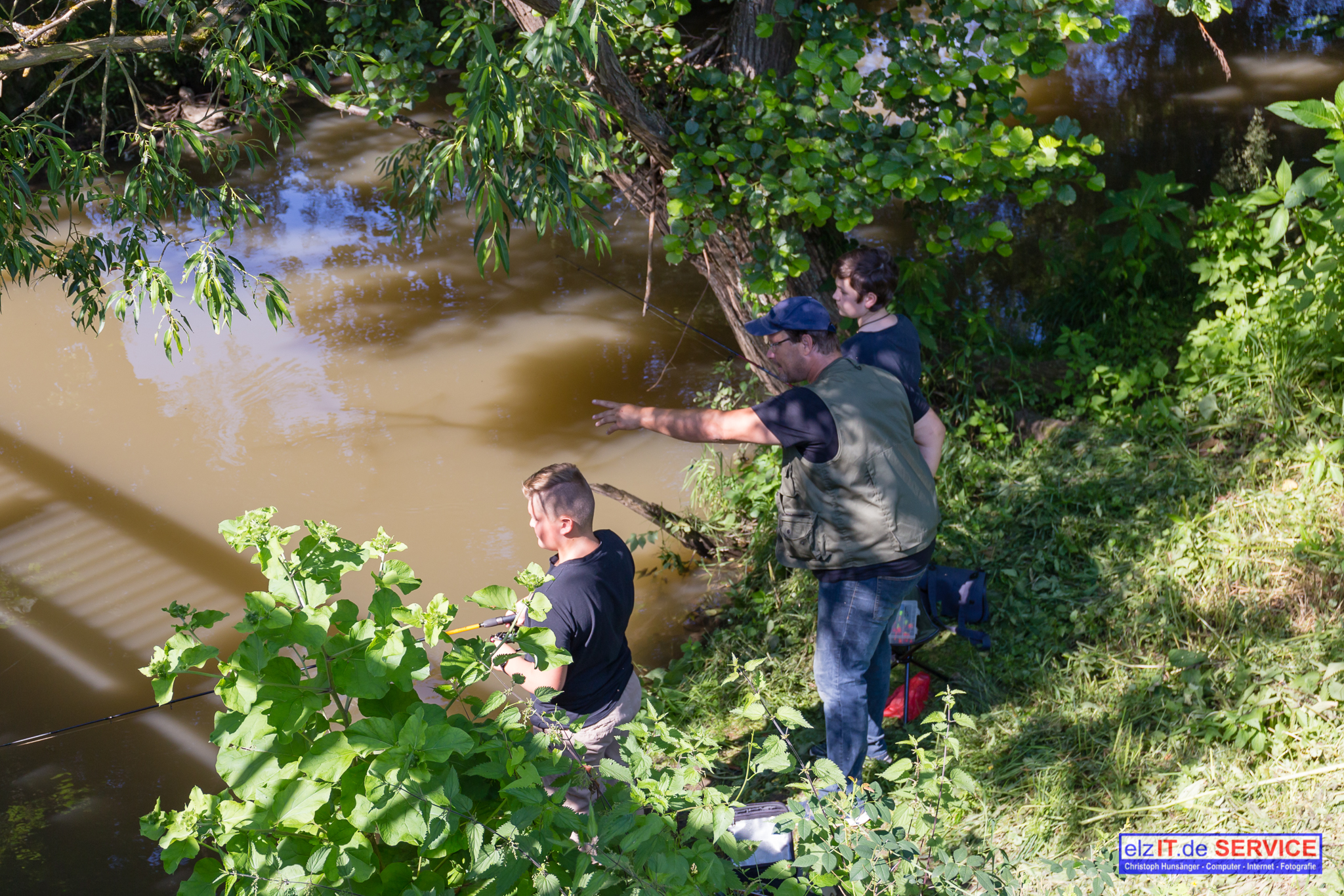 Zwei Angler am bewachsenen Ufer des Elbbachs